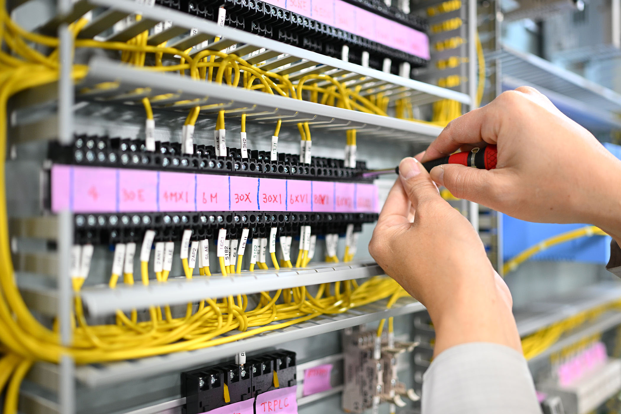 ハーネス・束線の加工組立 | 装置組立 湘南台工場 | 戸塚電子工業